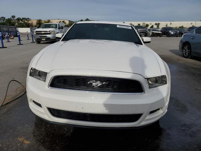 1ZVBP8AM0D5265236 - 2013 FORD MUSTANG WHITE photo 5
