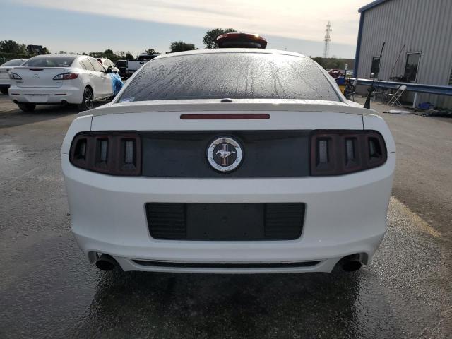 1ZVBP8AM0D5265236 - 2013 FORD MUSTANG WHITE photo 6