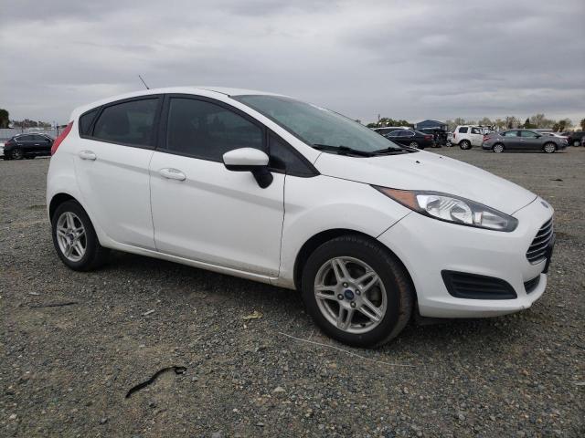 3FADP4EJ8JM147449 - 2018 FORD FIESTA SE WHITE photo 4