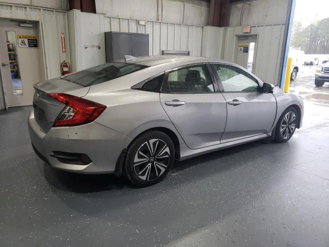 JHMFC1F33JX000980 - 2018 HONDA CIVIC EX SILVER photo 3