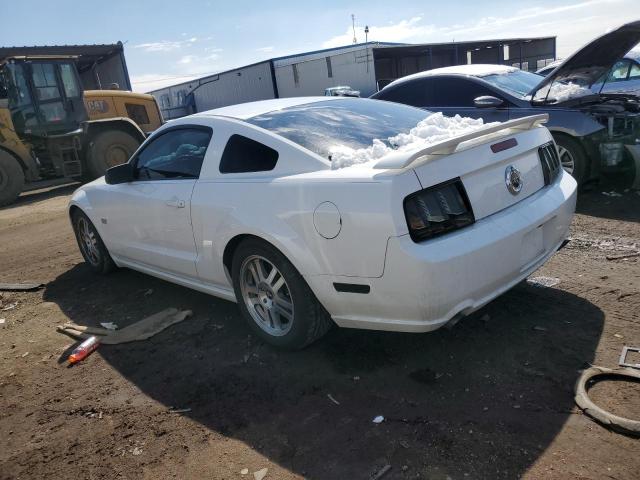 1ZVFT82H265142619 - 2006 FORD MUSTANG GT WHITE photo 2