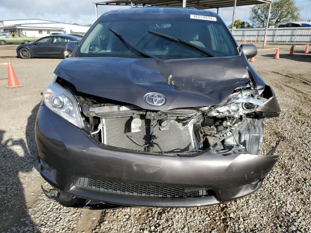 5TDKZ3DC6HS799960 - 2017 TOYOTA SIENNA LE GRAY photo 5