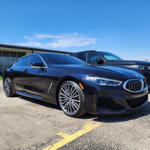 WBAGV8C09LCE21681 - 2020 BMW M850XI BLUE photo 2