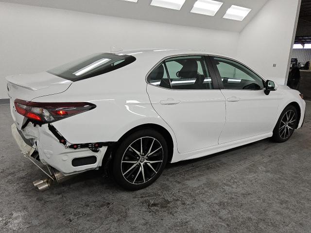 4T1G11AK9RU851586 - 2024 TOYOTA CAMRY SE NIGHT SHADE WHITE photo 3
