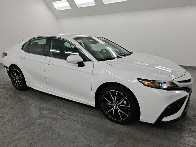 4T1G11AK9RU851586 - 2024 TOYOTA CAMRY SE NIGHT SHADE WHITE photo 4