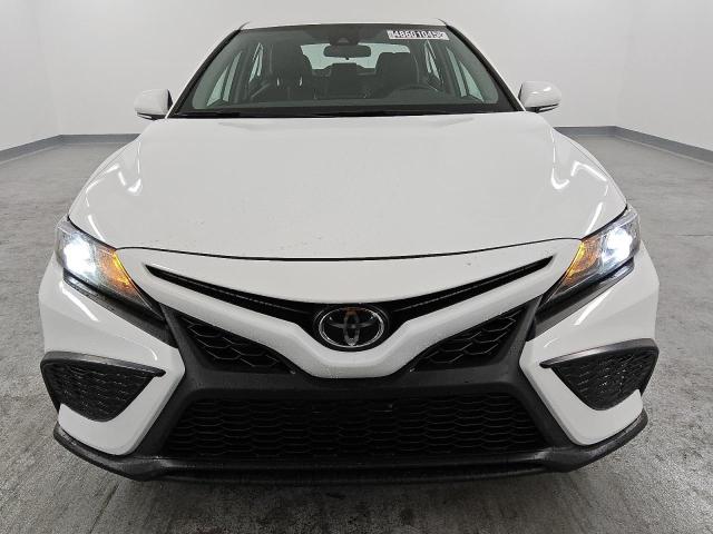 4T1G11AK9RU851586 - 2024 TOYOTA CAMRY SE NIGHT SHADE WHITE photo 5