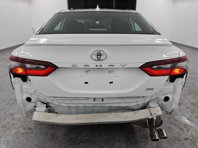 4T1G11AK9RU851586 - 2024 TOYOTA CAMRY SE NIGHT SHADE WHITE photo 6
