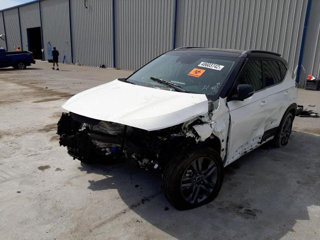 KNDEU2AA1M7136972 - 2021 KIA SELTOS S WHITE photo 2