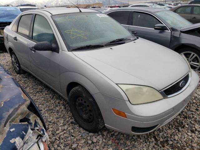 1FAFP34N95W317539 - 2005 FORD FOCUS ZX4 SILVER photo 4