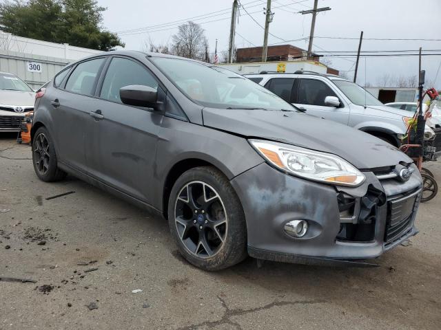 1FAHP3K23CL412677 - 2012 FORD FOCUS SE GRAY photo 4