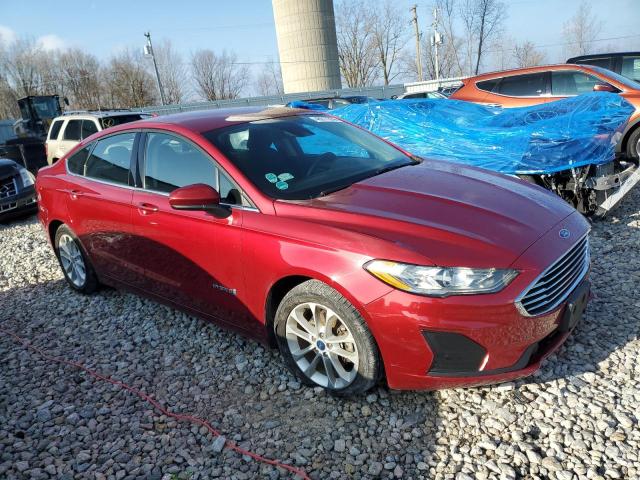 3FA6P0LUXKR206004 - 2019 FORD FUSION SE RED photo 4