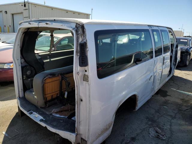 1GAHG39U571254676 - 2007 CHEVROLET EXPRESS G3 WHITE photo 3