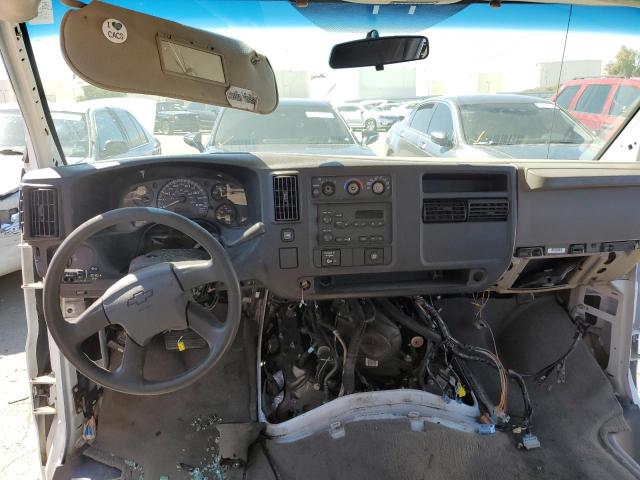 1GAHG39U571254676 - 2007 CHEVROLET EXPRESS G3 WHITE photo 8