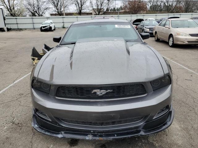 1ZVBP8AM8B5165933 - 2011 FORD MUSTANG GRAY photo 5