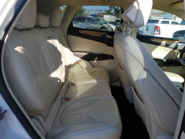 5LMCJ2D93GUJ21387 - 2016 LINCOLN MKC SELECT Weiß Foto 11