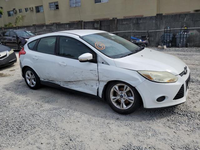 1FADP3K22DL301473 - 2013 FORD FOCUS SE WHITE photo 4