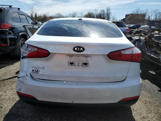 KNAFX4A65F5346425 - 2015 KIA FORTE LX WHITE photo 6