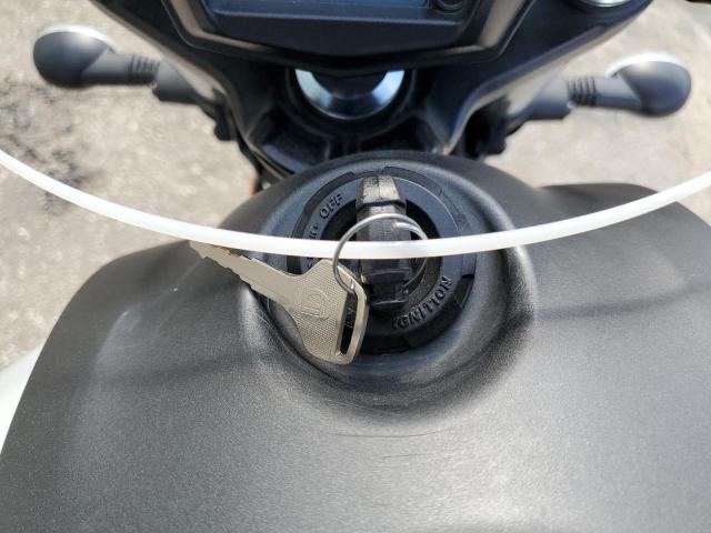 JKAENEC18NDA04075 - 2022 KAWASAKI EN650 C SILVER photo 8