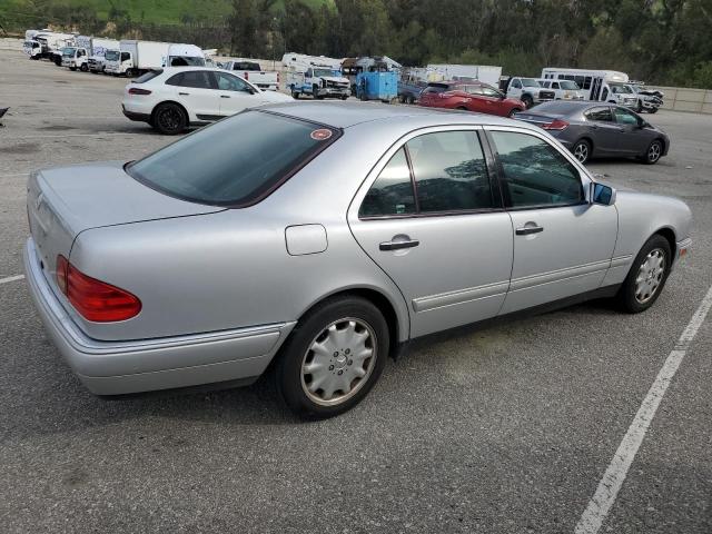 WDBJF65F3WA548840 - 1998 MERCEDES-BENZ E 320 SILVER photo 3