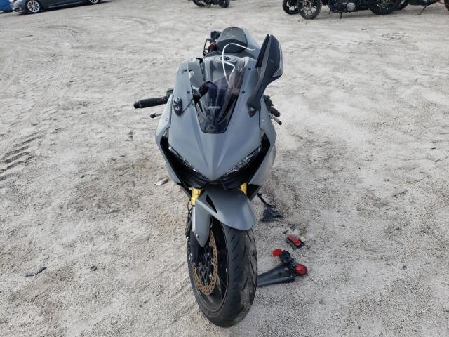 JH2SC7718JK100173 - 2018 HONDA CBR1000 RR GRAY photo 2