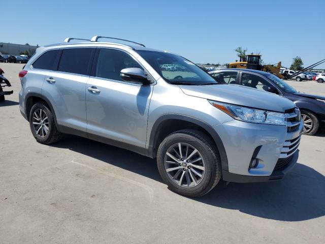 5TDKZRFHXKS305392 - 2019 TOYOTA HIGHLANDER SE SILVER photo 4