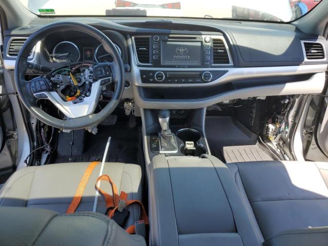 5TDKZRFHXKS305392 - 2019 TOYOTA HIGHLANDER SE SILVER photo 8