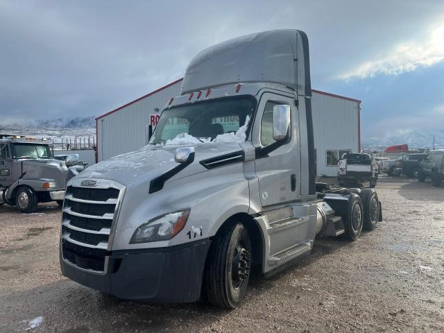 3AKJHLDR3JSJV5517 - 2018 FREIGHTLINER CASCADIA 1 GRAY photo 2