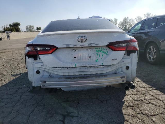 4T1G11AK3PU806432 - 2023 TOYOTA CAMRY SE NIGHT SHADE WHITE photo 6