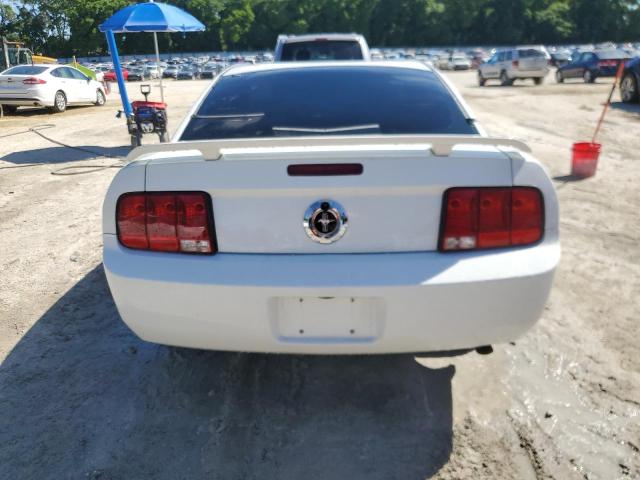 1ZVFT80N655112501 - 2005 FORD MUSTANG WHITE photo 6