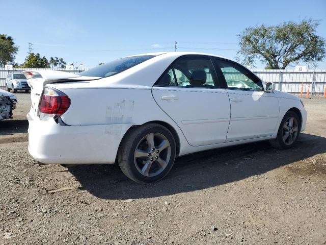 4T1BA32KX5U506226 - 2005 TOYOTA CAMRY SE WHITE photo 3