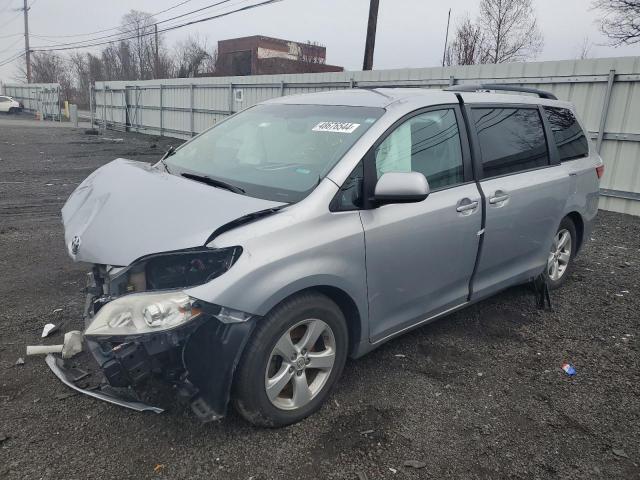 5TDKK3DC9FS673223 - 2015 TOYOTA SIENNA LE SILVER photo 1