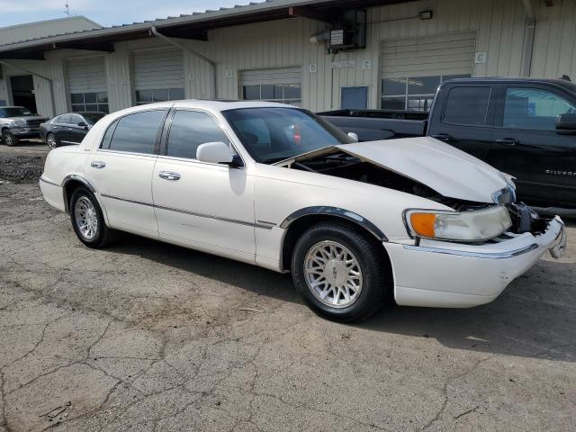 1LNHM82W7XY668893 - 1999 LINCOLN TOWN CAR SIGNATURE WHITE photo 4