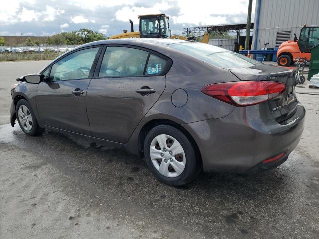 3KPFK4A70JE176806 - 2018 KIA FORTE LX BROWN photo 2