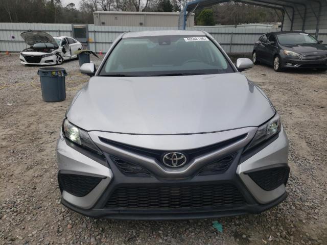 4T1T11AK5PU791818 - 2023 TOYOTA CAMRY SE NIGHT SHADE SILVER photo 5