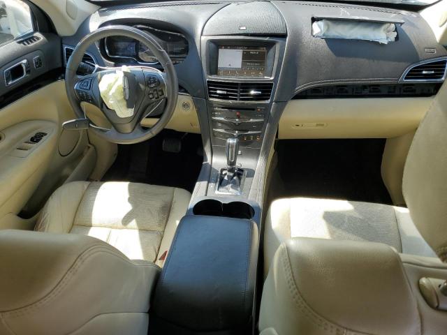 2LMHJ5AT8KBL01879 - 2019 LINCOLN MKT WHITE photo 8