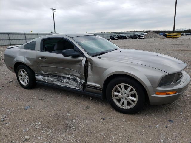 1ZVHT80N285201186 - 2008 FORD MUSTANG GRAY photo 4