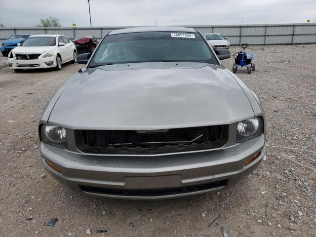 1ZVHT80N285201186 - 2008 FORD MUSTANG GRAY photo 5