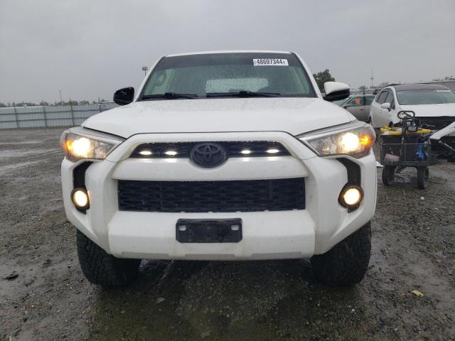 JTEBU5JR4J5577086 - 2018 TOYOTA 4RUNNER SR5/SR5 PREMIUM WHITE photo 5