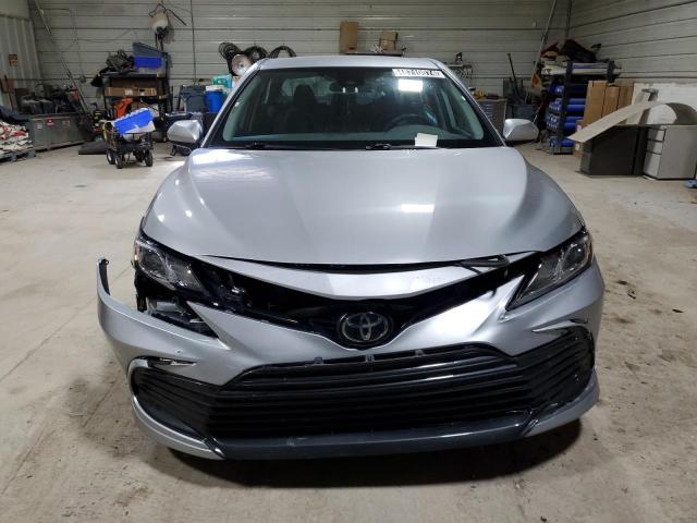 4T1C11AK4NU630647 - 2022 TOYOTA CAMRY LE GRAY photo 5