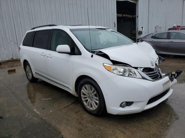 5TDYK3DC0DS340724 - 2013 TOYOTA SIENNA XLE WHITE photo 4