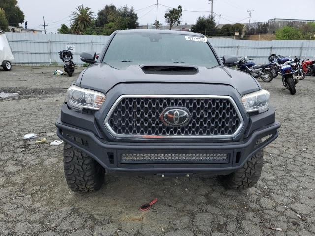 3TMBZ5DN1JM014425 - 2018 TOYOTA TACOMA DOUBLE CAB GRAY photo 5