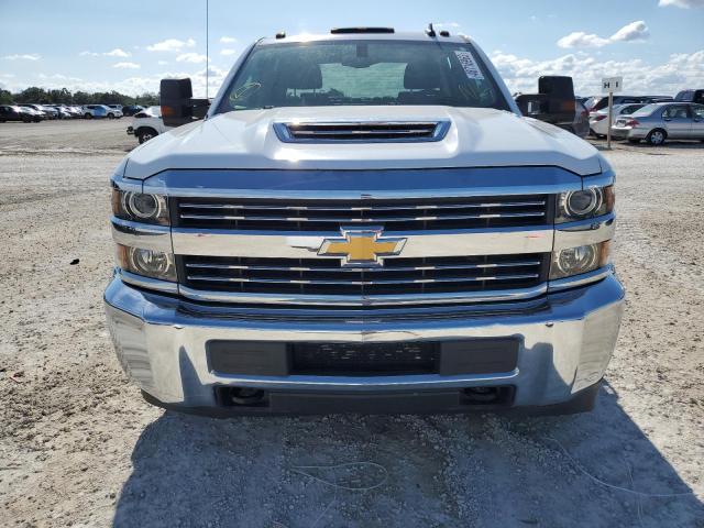 1GC4KYEY1JF111874 - 2018 CHEVROLET SILVERADO K3500 WHITE photo 5