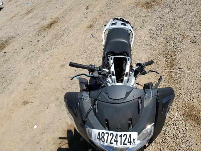 WB1044001BZW18970 - 2011 BMW R1200 RT TWO TONE photo 5