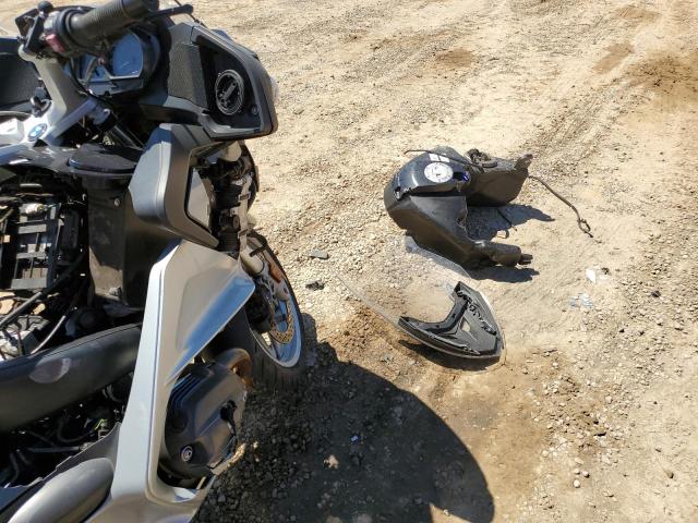 WB1044001BZW18970 - 2011 BMW R1200 RT TWO TONE photo 9