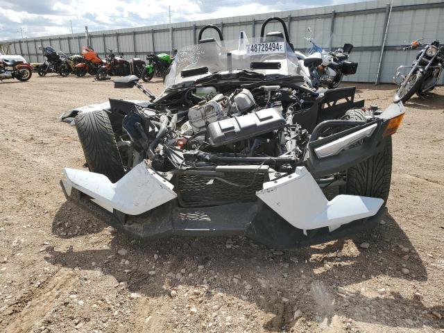 57XAASHD0P8157289 - 2023 POLARIS SLINGSHOT S WHITE photo 2