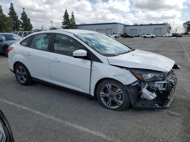 1FADP3FE7JL270656 - 2018 FORD FOCUS SE WHITE photo 4