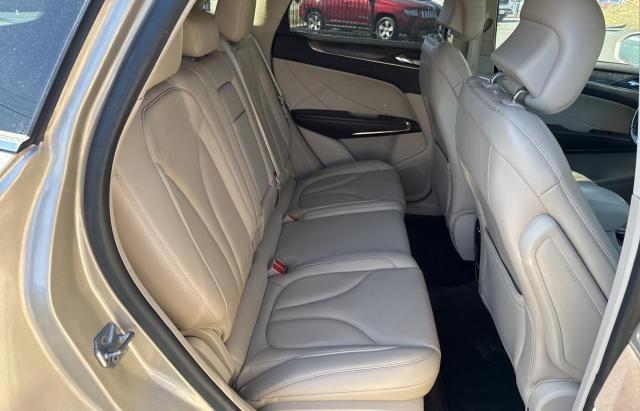 5LMCJ3D91HUL27895 - 2017 LINCOLN MKC RESERVE ოქროსფერი ფოტო 6