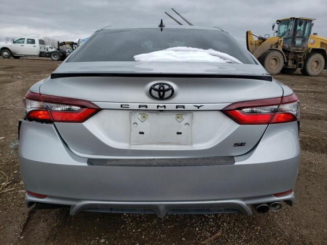 4T1G11AKXMU439654 - 2021 TOYOTA CAMRY SE SILVER photo 6