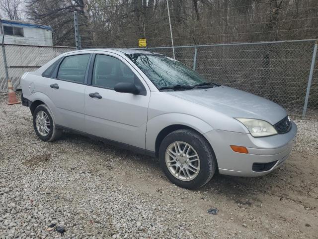 1FAFP34N27W297167 - 2007 FORD FOCUS ZX4 SILVER photo 4