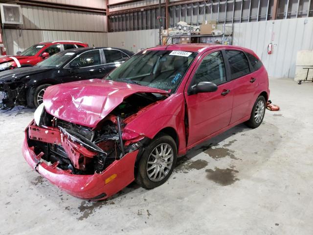 3FAFP37N85R108369 - 2005 FORD FOCUS ZX5 RED photo 1